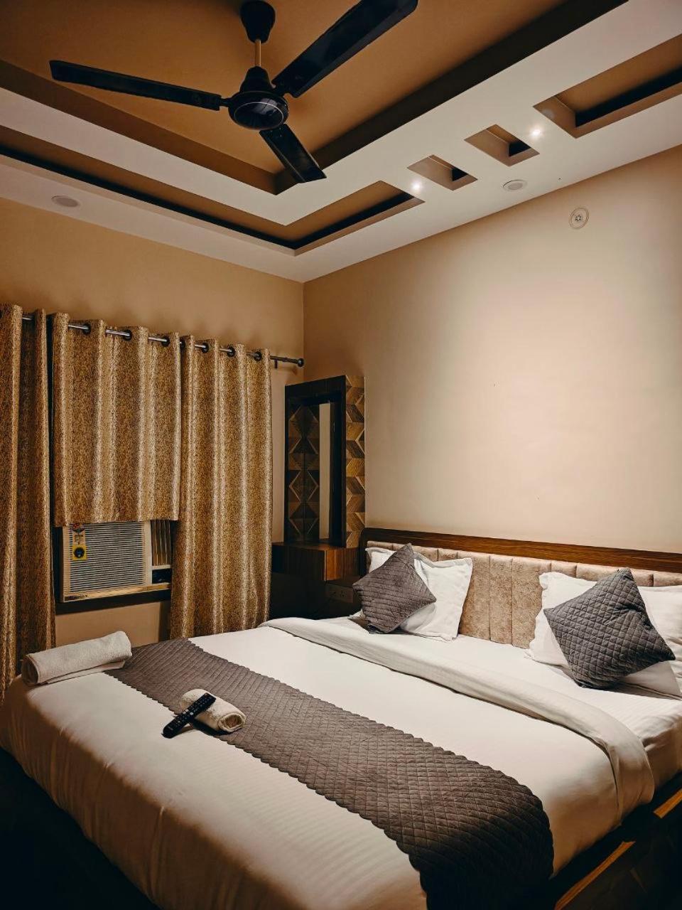 Hotel The Pushpraj Varanasi Exterior photo